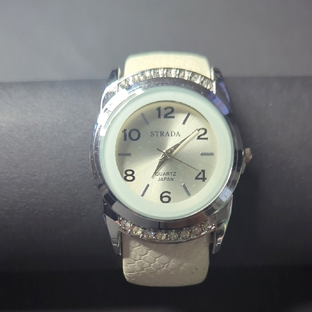 Strada Silver and White Smartwatch